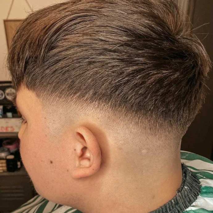 Coiffure homme tendance et dégradé américain près de Dinant.