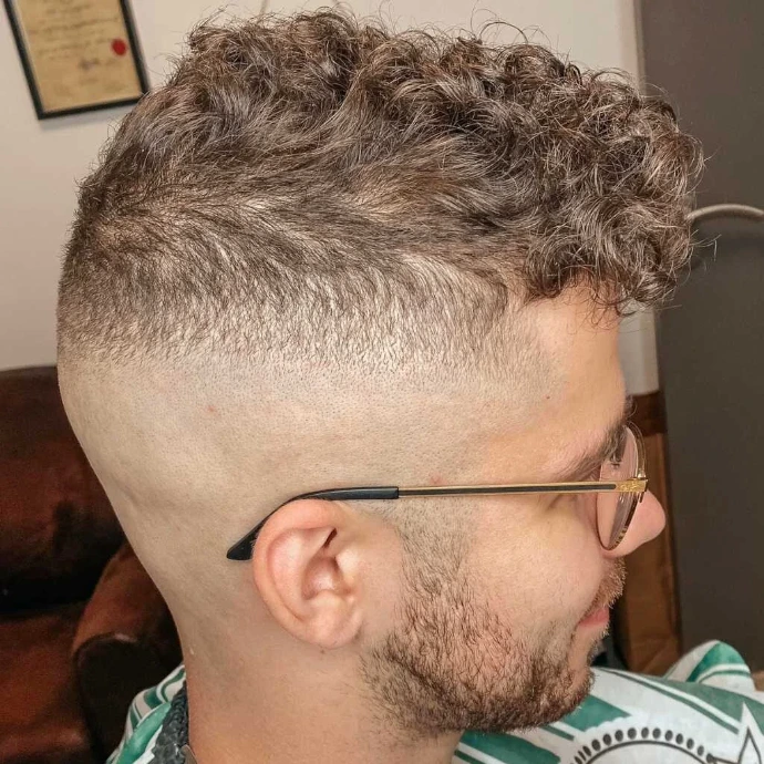 Coupe texturée homme et fondu aux tempes au salon de coiffure de Bioul.