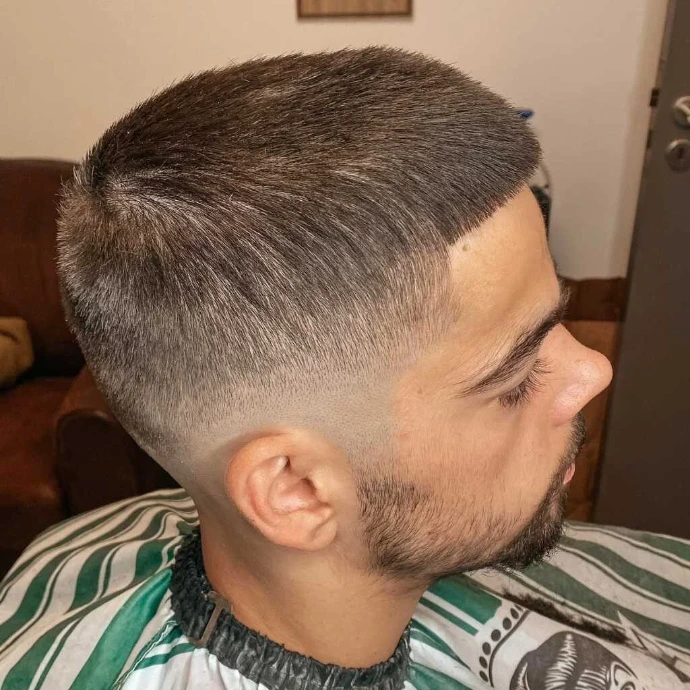 Coupe de cheveux homme moderne et soignée à Gentlemans Please Bioul.