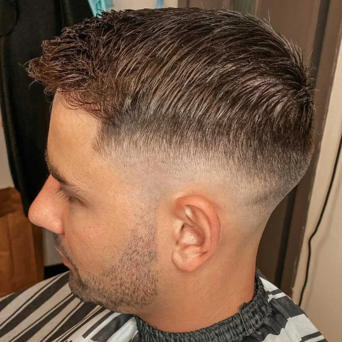 Coupe de cheveux homme moderne et soignée à Gentlemans Please Bioul.