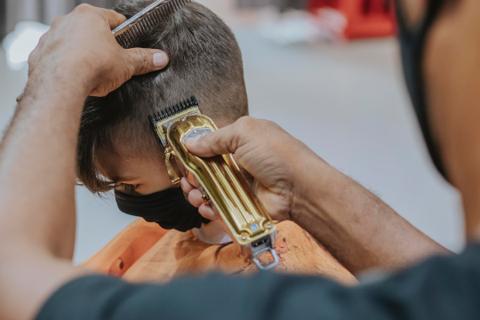 Coupe homme dégradé américain réalisé chez un coiffeur barbier à Yvoir.