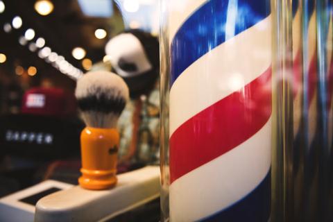 Enseigne de barbier vintage et soins pour homme à Yvoir.